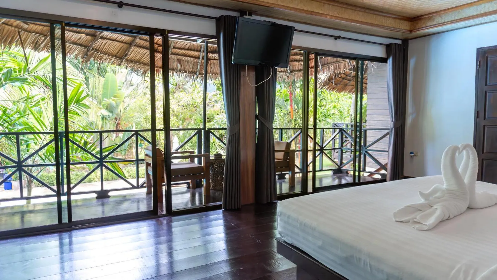 Long Beach Chalet - Sha Extra Plus Hotel Koh Lanta 3*,  Thailand